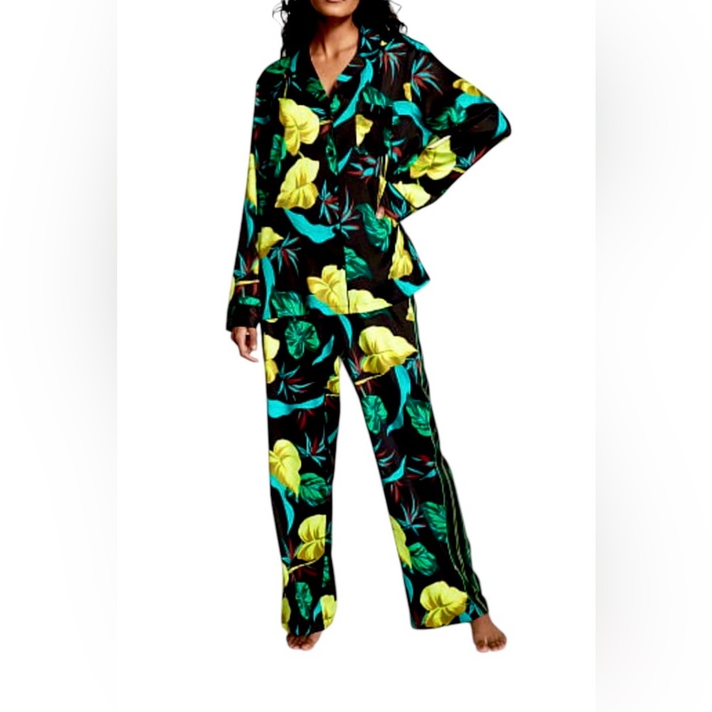 NWT Victoria’s Secret Leaf Petal Print Pajama Set Size Small